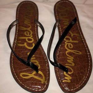 SAM EDELMAN. Black patten leather flip flops.